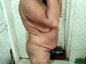 The Hot Mom Bathes in the Bathroom with Her Friend