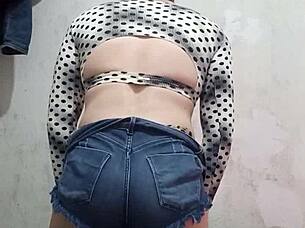 rebolando de shortinho socado latina transsexual solo