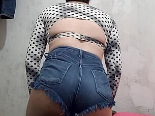 rebolando de shortinho socado latina transsexual solo