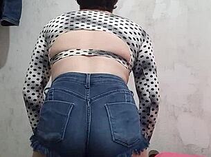 rebolando de shortinho socado latina transsexual solo