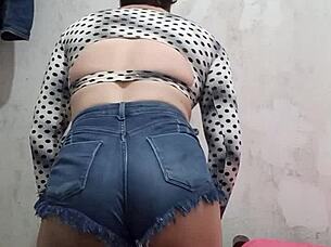 rebolando de shortinho socado latina transsexual solo