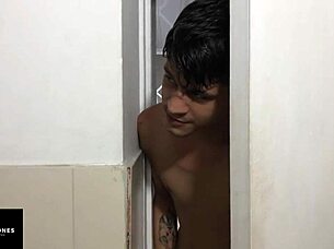 Le meto bien duro mi polla a la cachonda de mi hermanastra en el baño