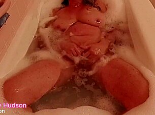Kity hudson says, time for some bath tub fun with my pussy.