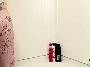 Bliver gennemblødt og dejlig sæbeagtig med store naturlige bryster og dryppende våd fisse