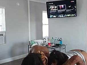 2 Twitter baddies DrippinVelvet & Princess Hayze giving Gaktrizzy head after orgy 😈