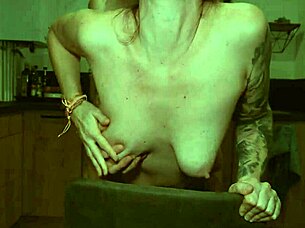 Il me d�monte sur le plan de travail de la cuisine