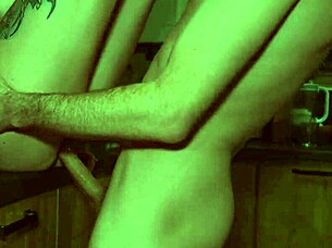 Il me d�monte sur le plan de travail de la cuisine