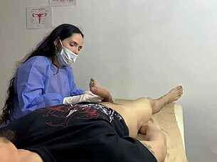 doctora culona me la chupa en la consulta del hospital me corro en sus manos