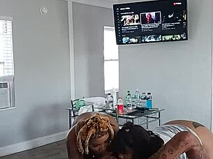 2 Twitter baddies DrippinVelvet & Princess Hayze giving Gaktrizzy head after orgy 😈