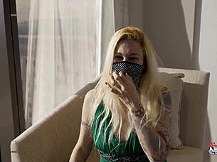 Tattooed blonde Cindy Crawford gets banged and eats cum 😏