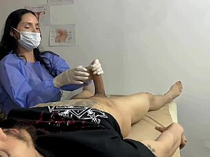 doctora culona me la chupa en la consulta del hospital me corro en sus manos