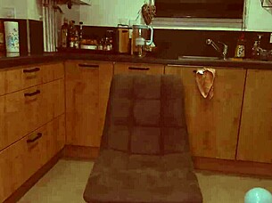 Il me d�monte sur le plan de travail de la cuisine