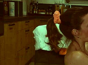 Il me d�monte sur le plan de travail de la cuisine