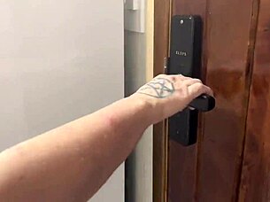 Entregador de lanche inocente não sabe sobre dona casa tiffany montavani ninfomaníaca com fetiche pelo motoboy com fome de lanche de linguiça e creme molho veja tudo no red ou fechado sheer