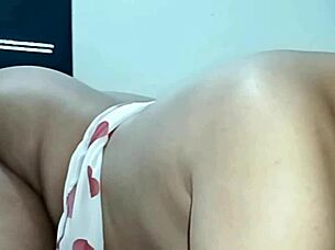 lamiendo la polla dura de mi hermanastro dejándola bien mojada para follarme el coño