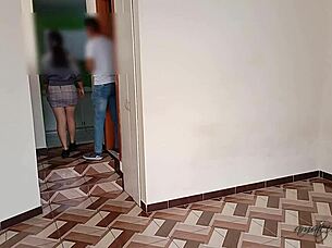 malvada dueña del arriendo me muestra su gran culo y me ofrece quedarme gratis si la follo antes que llegue su esposo y nos descubra