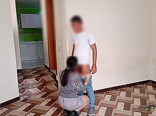 malvada dueña del arriendo me muestra su gran culo y me ofrece quedarme gratis si la follo antes que llegue su esposo y nos descubra