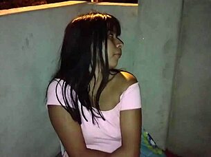 DEJO QUEDAR EN EL PORCHE DE MI CASA A LA PUTA DE LA ESQUINA Y ESTA EN AGRADECIMIENTO ME FOLLA RICO