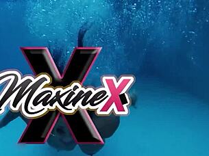 Maxine x pleasures both oriental areas while vibrating