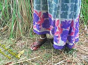 زوج هندي يستمتع بالجنس في الهواء الطلق في الغابة