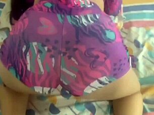 hermosa mujer siente intenso placer con amigo