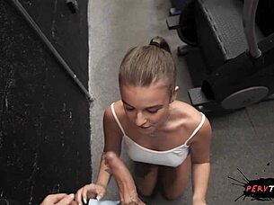 مراهقة خائنة تخفي زب كبير في الجيم