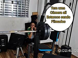 funcionários trabalham no depósito de forma intensa