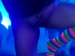 En este bar le das dinero extra a la camarera y te folla en su habitaci�n especial le encanta la verga de extra�os 2