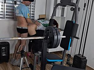 funcionários trabalham no depósito de forma intensa