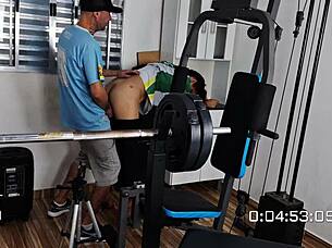 funcionários trabalham no depósito de forma intensa