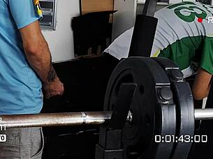 funcionários trabalham no depósito de forma intensa