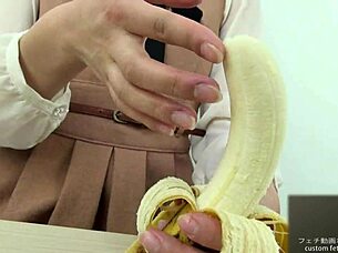 Watch this asian girl crush a banana with her hands in fetish video, so hot 😏