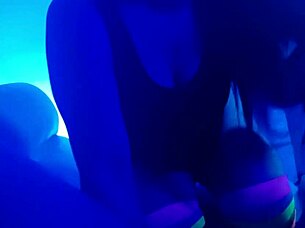 En este bar le das dinero extra a la camarera y te folla en su habitaci�n especial le encanta la verga de extra�os 2