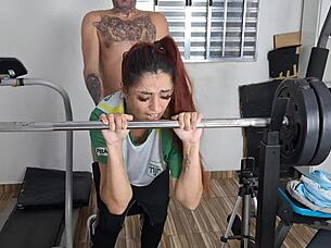 funcionários trabalham no depósito de forma intensa