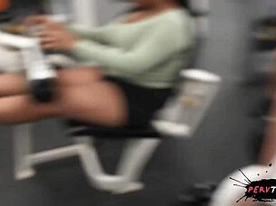 Nevěrná mladá žena se plíží s velkým ptákem v tělocvičně