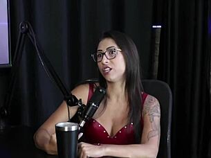 Gosta de apanhar mas n�o gosta de bater foi capa da revista sexy acha que homens tem medo dela e pensou em desistir do reality - luciana picchi sheer red.