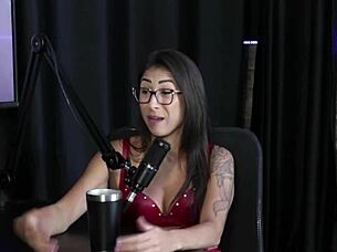 Gosta de apanhar mas n�o gosta de bater foi capa da revista sexy acha que homens tem medo dela e pensou em desistir do reality - luciana picchi sheer red.