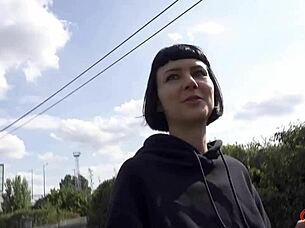 Does the german scout pick up delfine dahlia for casting?