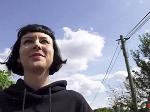 Does the german scout pick up delfine dahlia for casting?