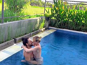 Poolside Pussy Eating Fun!