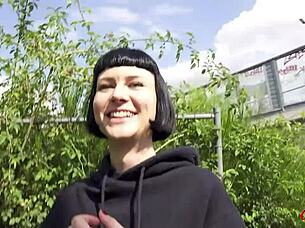 Does the german scout pick up delfine dahlia for casting?