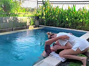 Poolside Pussy Eating Fun!