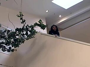 Asian mom Mya Minx shows squirting while getting assfucked in bed 😍