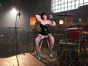 rockin granny carmen enjoys some fingering fun