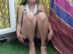 Desi hot saraa gets naughty with hindi audio