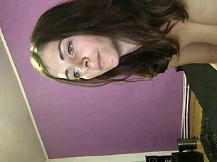 Solo vixen inserts vibrator in trimmed pussy