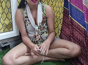 Desi hot saraa gets naughty with hindi audio