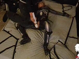 Spider Woman ujamejo, igrajo z njo in jo creampie v prosojni spalnici