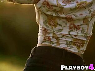 Sweet Anetta Keys Exposes Hot Body In Sexy Striptease!