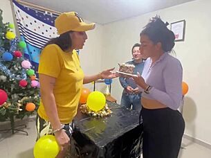 Реальное домашнее трешом между друзьями: две девушки и парень